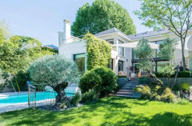 Maison contemporaine avec piscine off market suisse
